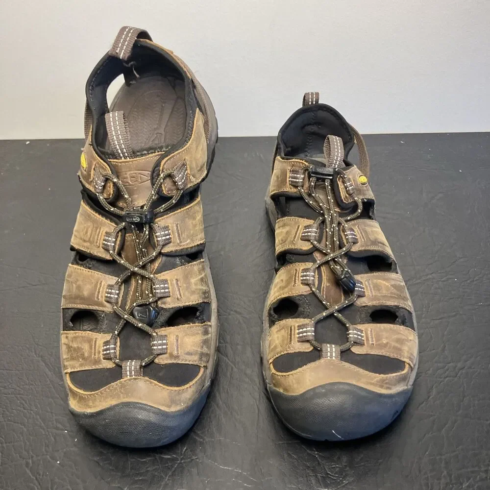KEEN Men's 11 M Targhee III Closed-Toe Hiking Sandal in Bison/Mulch Good Shape